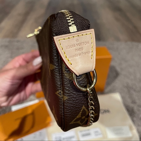 SOLD Louis Vuitton Mini Pochette in Monogram - Picture 3 of 8